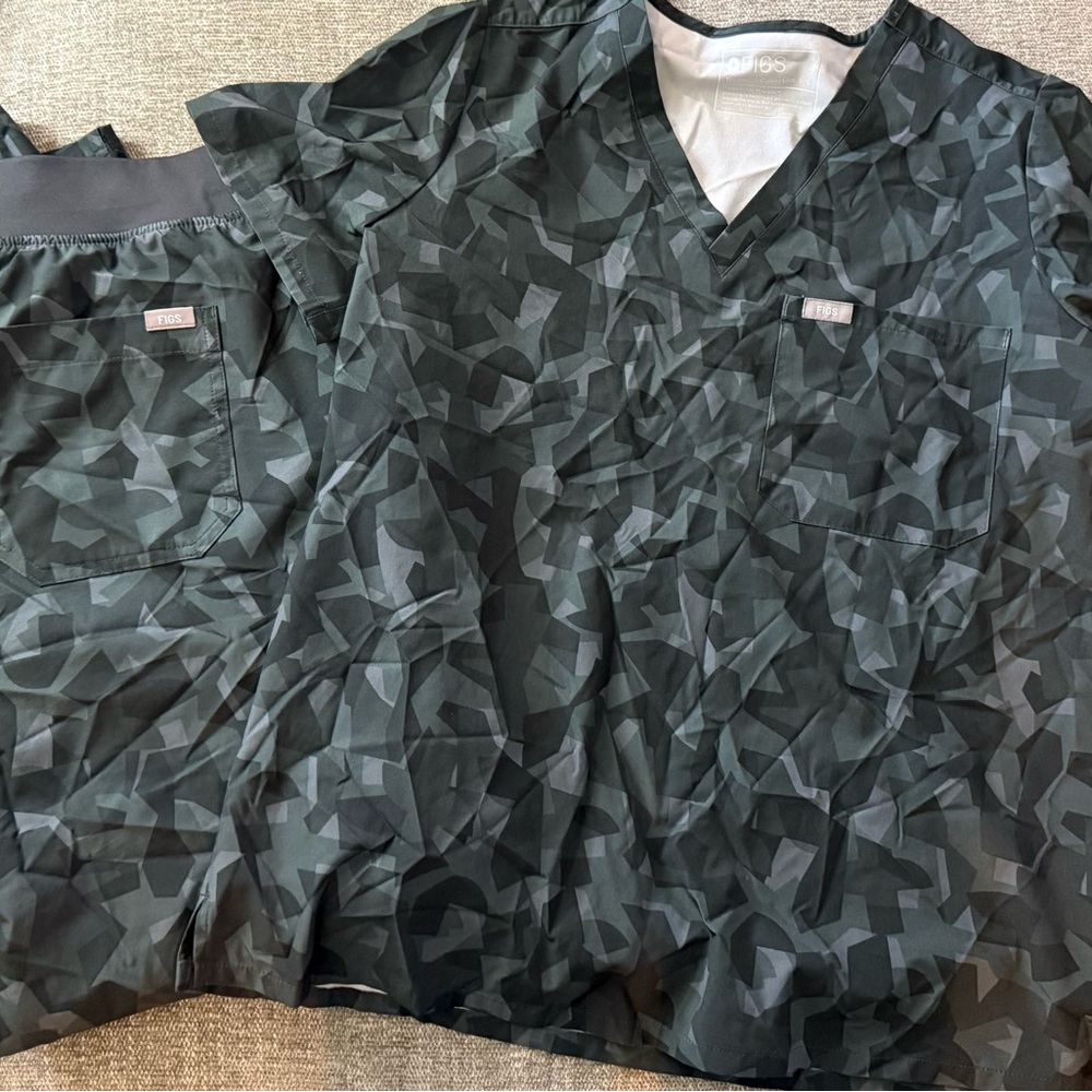 Figs Women’s V-Neck Hoodie Top and Pants in Dark Gray Camouflage